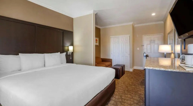 Двухместный люкс с балконом Comfort Inn & Suites Huntington Beach