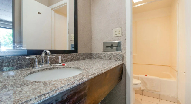 Номер Premium Days Inn & Suites by Wyndham Indianapolis Airport East