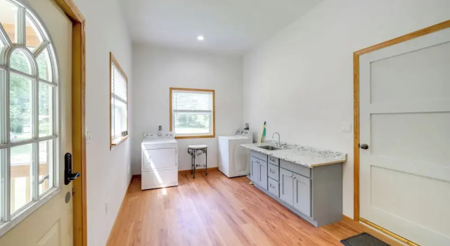 Spacious House on Half Acre < 3 Mi to Beach!, Book Hotel Shorewood-Tower Hills-Harbert USA