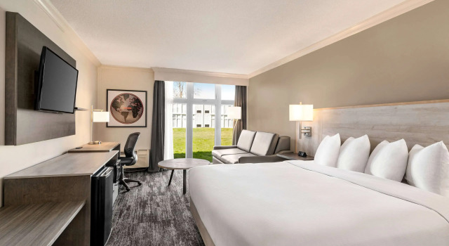 Ramada by Wyndham Cornwall, Buchen Sie Hotel Hotels in Thousand Islands mit Pool, Schwimmbad