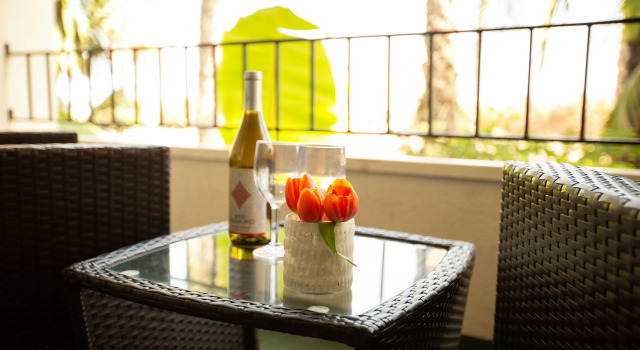 Четырёхместный номер Standard с видом на гавань West Beach Inn, a Coast Hotel