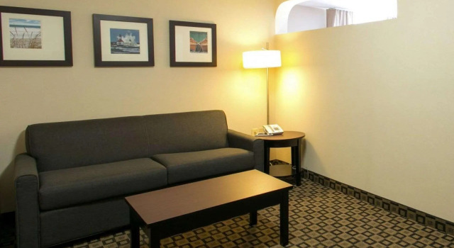 Люкс Comfort Suites Benton Harbor - St Joseph