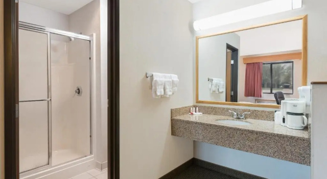 Четырёхместный номер Standard Baymont by Wyndham Hot Springs