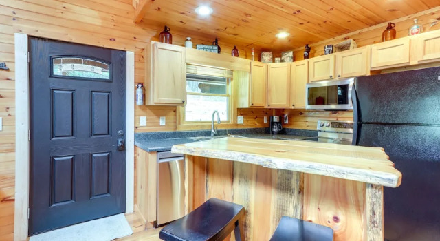 Коттедж Blue Ridge Cabin Rental w/ Deck & Screened Porch!