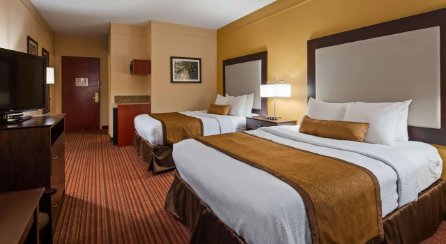 Четырёхместный номер Best Western Plus Strawberry Inn & Suites