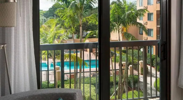 Двухместный номер Standard с видом на бассейн Sonesta Select Boca Raton Town Center