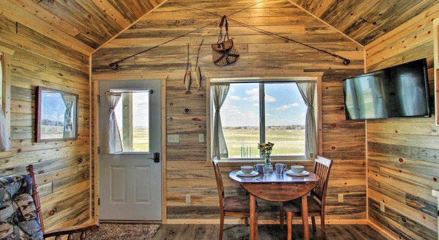 Pano Views! Custom Cabin on Rocky Mountain Front, Buchen Sie Ferienhaus Villen in Augusta, Villa