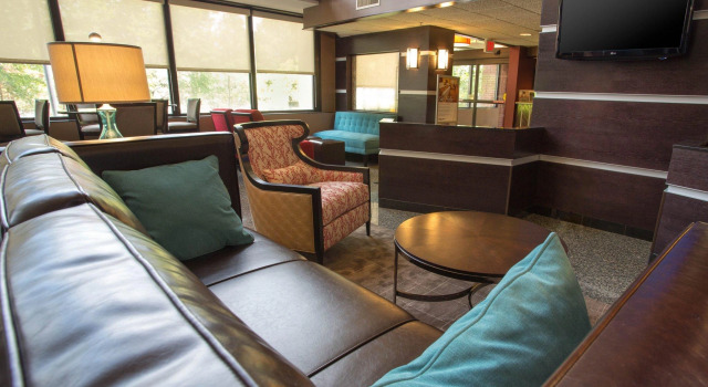 Heritage Inn & Suites The Woodlands, Trademark by Wyndham, Забронировать Отель Те-Вудлендс Texas Gulf Coast, рядом с Амфитеатр Cynthia Woods Mitchell Pavilion