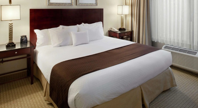 Двухместный люкс с 2 комнатами DoubleTree by Hilton Charlotte Airport