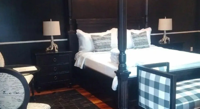 The Bloomfield Inn, Book Hotel Bloomfield Prince Edward