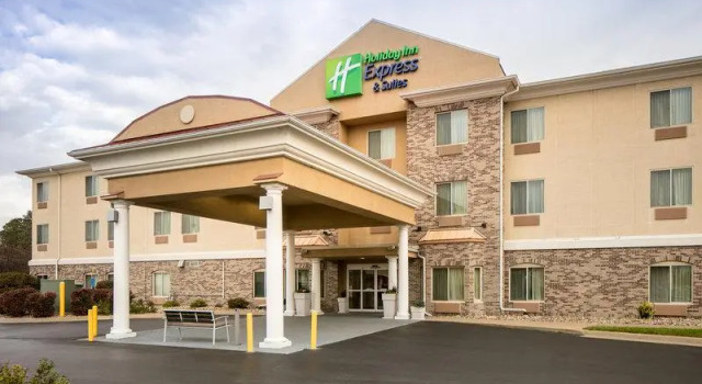 Кровать в общем номере Holiday Inn Express & Suites Clinton by IHG