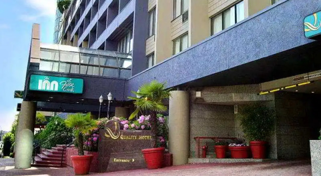 Quality Hotel Downtown-Inn at False Creek, Забронировать Отель Отели Ванкувера с парковкой, рядом с Торговый центр Остров Гранвиль, Парковка
