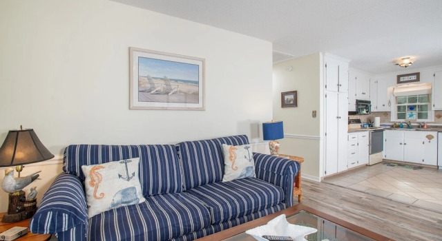 Close Enough 3 Bedroom Home by RedAwning, Забронировать Отель Эмералд-Айл Северная Каролина, рядом с Emerald Isle Adventures