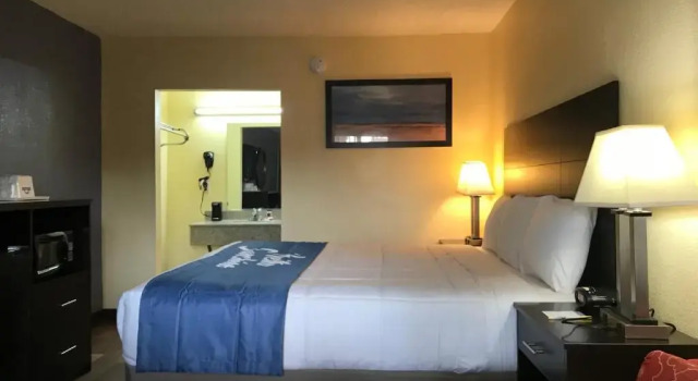 Номер Standard Days Inn by Wyndham Greensboro Airport