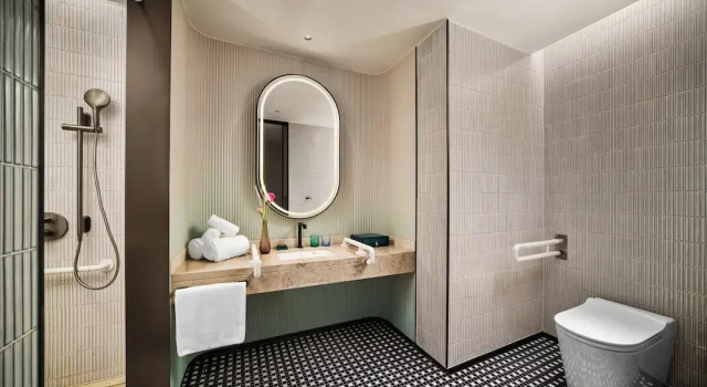 Двухместный номер Standard с балконом и с видом на озеро Hotel Indigo Shanghai Harbour City by IHG