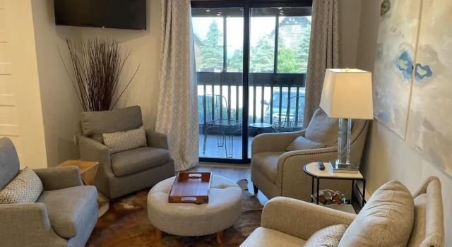 Апартаменты Newly renovated 4 bedroom condo. Short 150 yard walk to ski lift. Hot tubs.