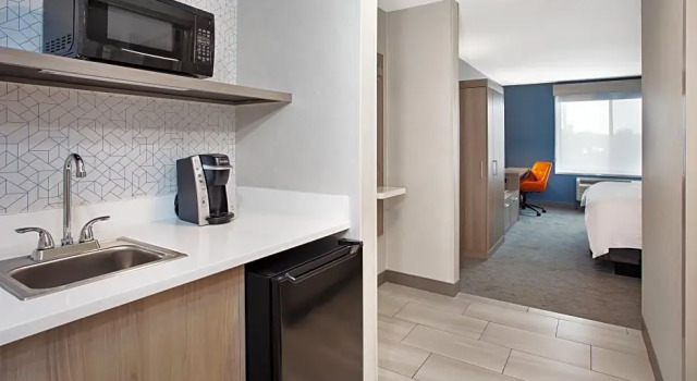 Двухместный люкс c 1 комнатой Holiday Inn Express Hotel & Suites - Belleville Area by IHG