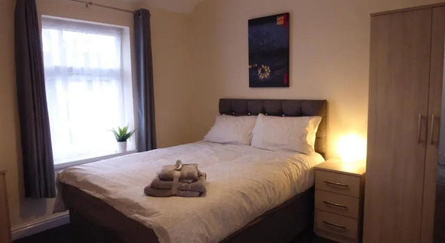 Modern 6-Bed-Groups-Contractors onsite Parking Vans-Cars, Varaa Hotelli Holly Lane West Midlands