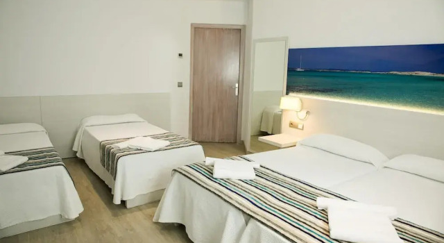 Четырёхместный номер Standard с балконом Hotel Rosales Formentera