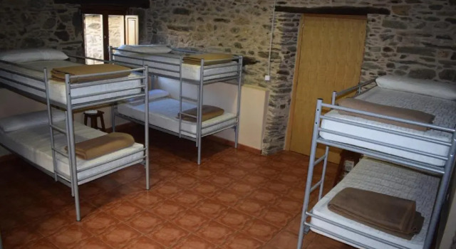 Кровать в общем номере Pensión Albergue Los Caminantes