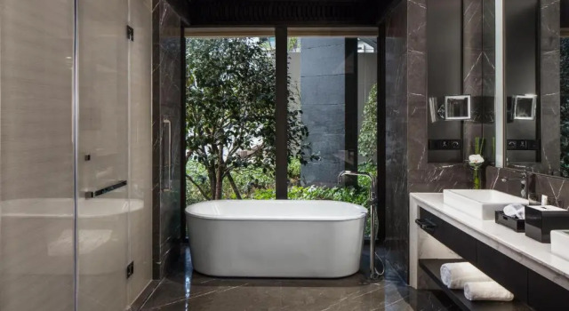 Двухместный номер Standard с видом на бассейн Hilton Ningbo Dongqian Lake