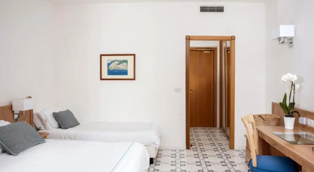 Трёхместный номер с балконом Grand Hotel Vesuvio
