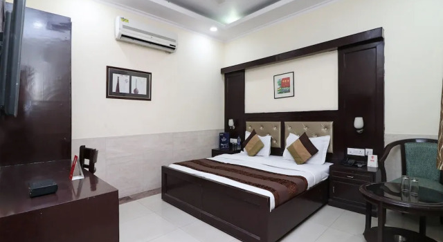 OYO 377 Hotel Excellent, Забронировать Отель Отели Нью-Дели с завтраком, Завтраки