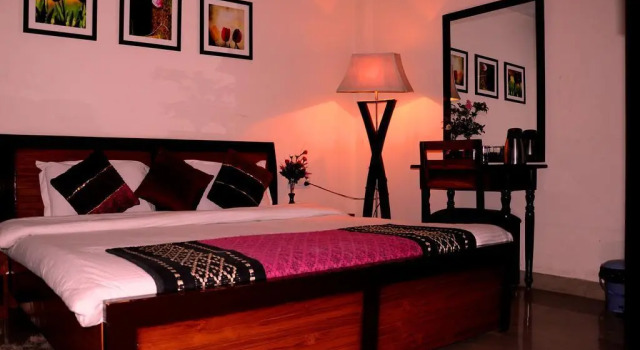 THE EDEN HOTEL Near Okhla, Забронировать Отель Отели Нью-Дели с парковкой, Парковка