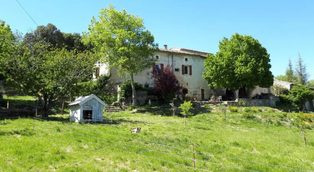 Коттедж Gîtes La ferme accrochée à la colline