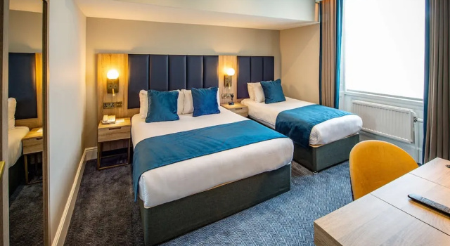 Четырёхместный семейный номер Standard Dover Marina Hotel & Spa, Tapestry Collection by Hilton