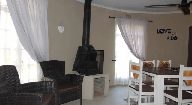 Коттедж с 2 комнатами с балконом и с красивым видом из окна Cango Retreat