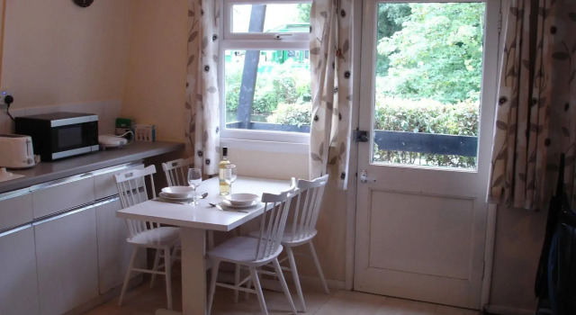 Broxbourne Riverside Chalets, Varaa Mökki Mökit kohteessa Merseyside, Mökki
