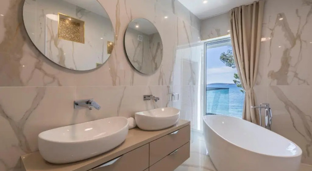 Вилла Beachfront Villa with Heated Infinity Pool and Direct Sea Access Kastela near Split