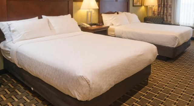 Четырёхместный номер Standard Holiday Inn Express Hotel & Suites Youngstown North-Warren/Niles by IHG