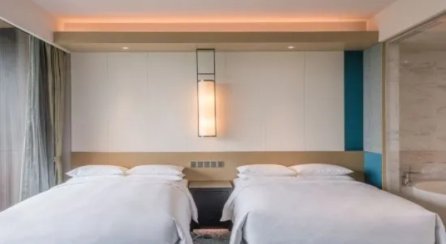 Четырёхместный номер Standard с видом на озеро Renaissance Suzhou Taihu Lake Hotel