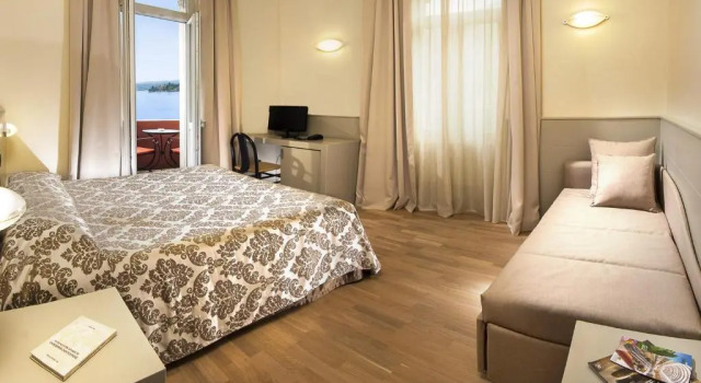 Трёхместный номер Standard с балконом и с видом на озеро Hotel Milano