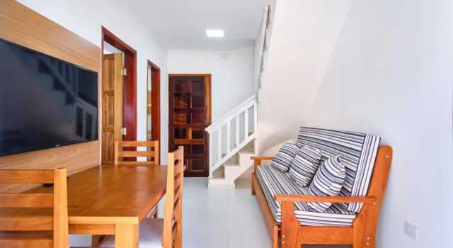 Apartamento com 02 dormitórios bem equipado com Ar condicionado - 100 metros da Praia