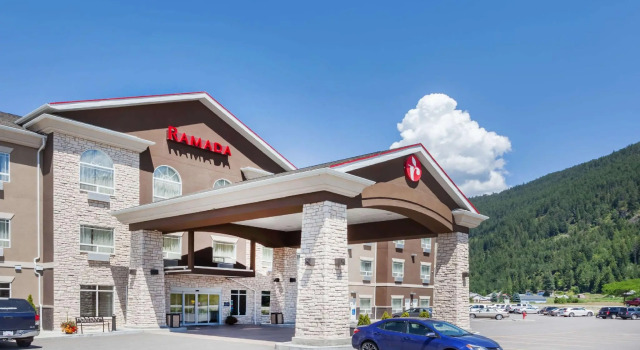 Кровать в общем номере Ramada by Wyndham Creston