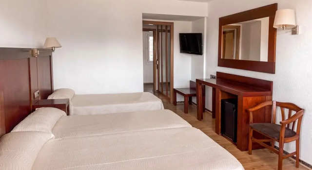 Трёхместный номер Standard с балконом Puigcerda Park Hotel