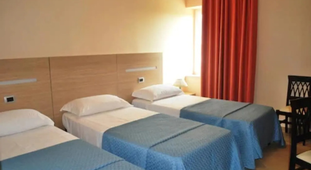 Трёхместный номер Standard с балконом Hotel The Queen