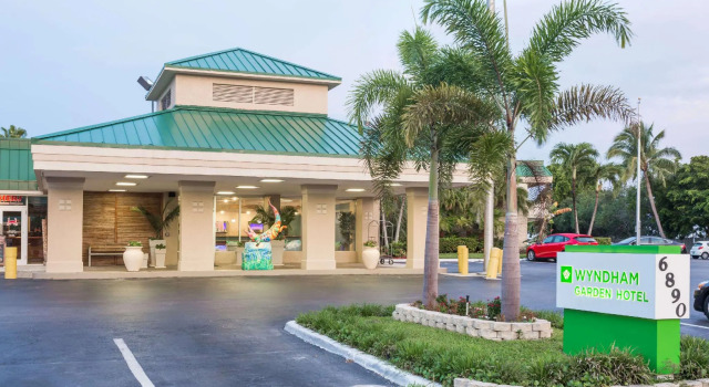 Кровать в общем номере Wyndham Garden Fort Myers Beach