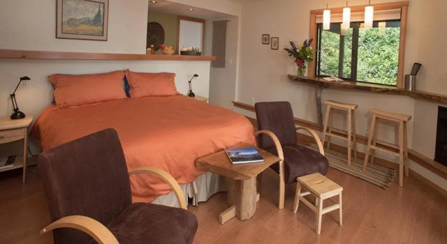 Skipping Stone Beach B&B, Boek Bed and Breakfast Ganges Salt Spring Island