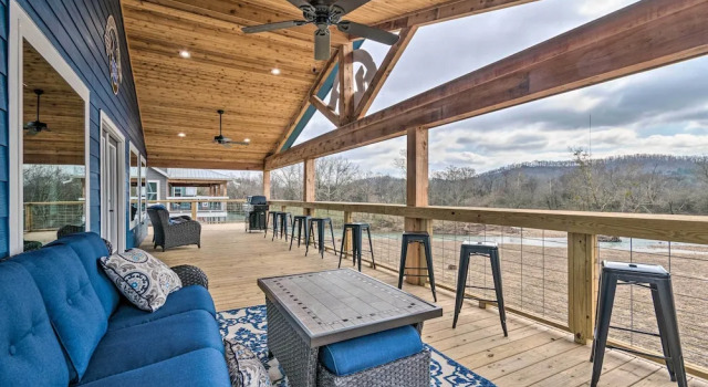 Коттедж с 5 комнатами с балконом Upscale Riverfront Home w/ Beach & Fire Pit!