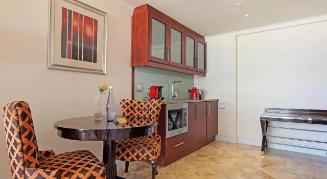Taj Hotel Cape Town - luxury 5 star suites - very spacious with kitchenette, Lions Head views, Забронировать Отель Отели Кейптауна с завтраком, рядом с Замок Доброй Надежды, Завтраки