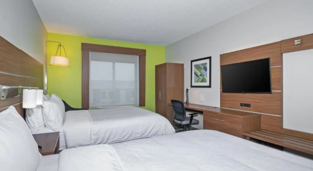 Четырёхместный номер Standard Holiday Inn Express Hotel & Suites Woodbridge by IHG