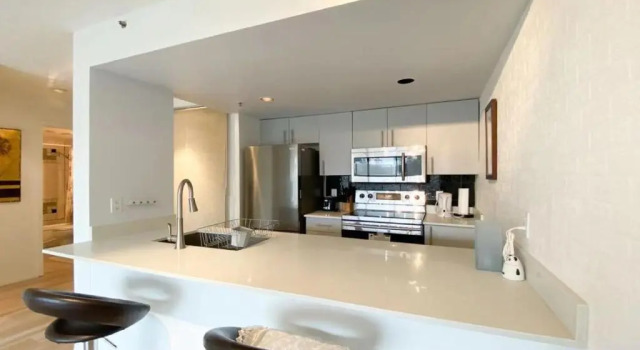 Апартаменты c 1 комнатой Perfect Upscale Location, Cozy 1 bdrm Unit