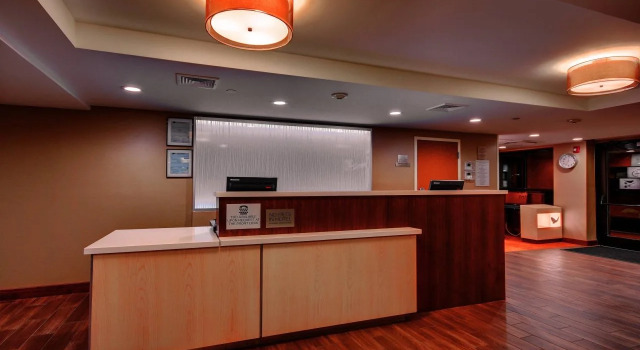 Fairfield Inn New Haven Wallingford, Varaa Hotelli Hotellit New England uima-altaalla, Uima-allas