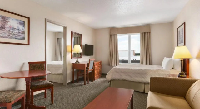 Семейный номер Standard Days Inn & Suites by Wyndham Winkler