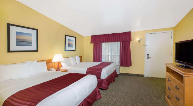 Четырёхместный номер Standard Days Inn by Wyndham Redwood City