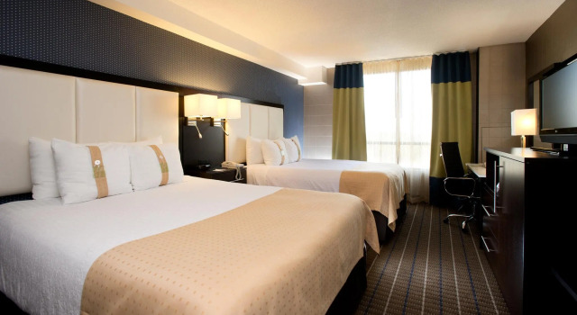Четырёхместный номер Standard Holiday Inn & Suites Mississauga West - Meadowvale by IHG